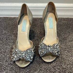 Betsy Johnson Jeweled Bow Heels Size 5.5